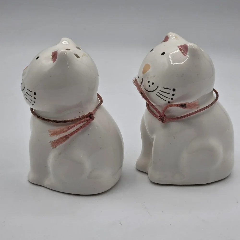 Vtg Ceramic Cat Salt and Pepper Shakers Set Pair White‎ Pink Kitty Kitchen Decor